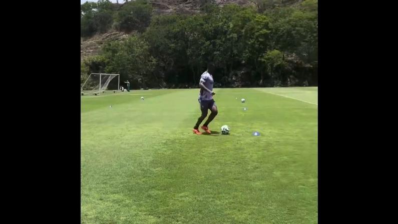 Em recuperação no Botafogo, Bastos realiza atividade com bola no CT Lonier