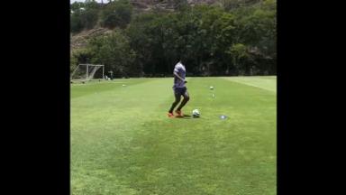 Em recuperação no Botafogo, Bastos realiza atividade com bola no CT Lonier Em recuperação no Botafogo, Bastos realiza atividade com bola no CT Lonier