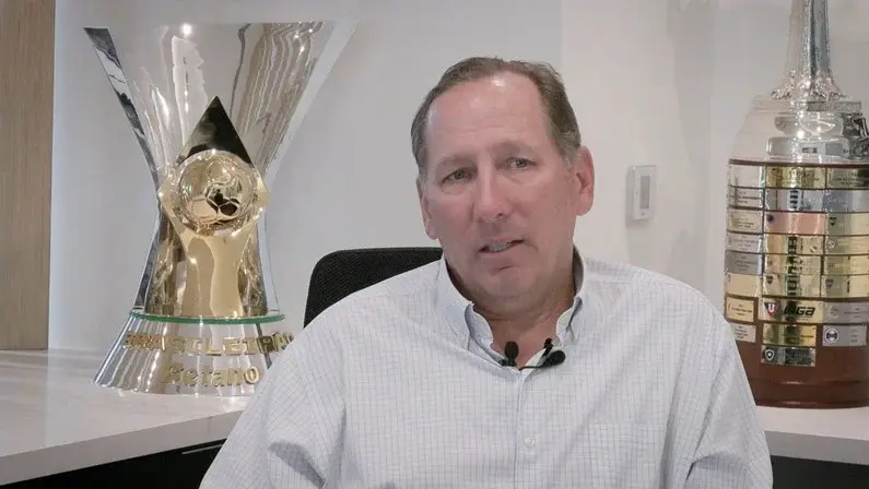 John Textor acusa Ares de agir ilegalmente para destituí-lo da Eagle, diz que segue no comando e que ‘conselho secreto’ deixou Botafogo ‘à deriva’