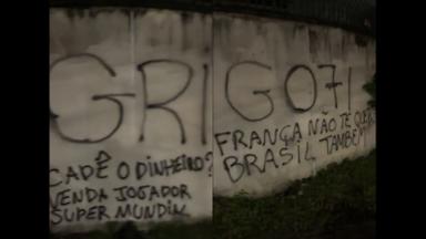 Muros do CT do Botafogo são pichados com críticas a John Textor