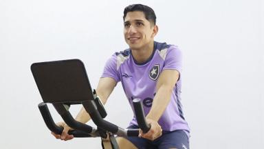 Savarino se reapresenta ao Botafogo após retorno do exterior Savarino se reapresenta ao Botafogo após retorno do exterior