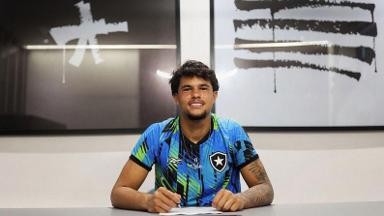 Botafogo assina primeiro contrato profissional de goleiro Bruninho Samudio: ‘Realização de sonho’
