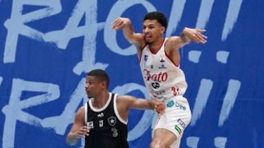 Botafogo tropeça e perde para o Pato Basquete no NBB após sequência de vitórias Botafogo tropeça e perde para o Pato Basquete no NBB após sequência de vitórias