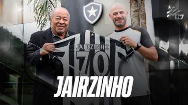Jairzinho visita CT do Botafogo e troca experiências com elenco