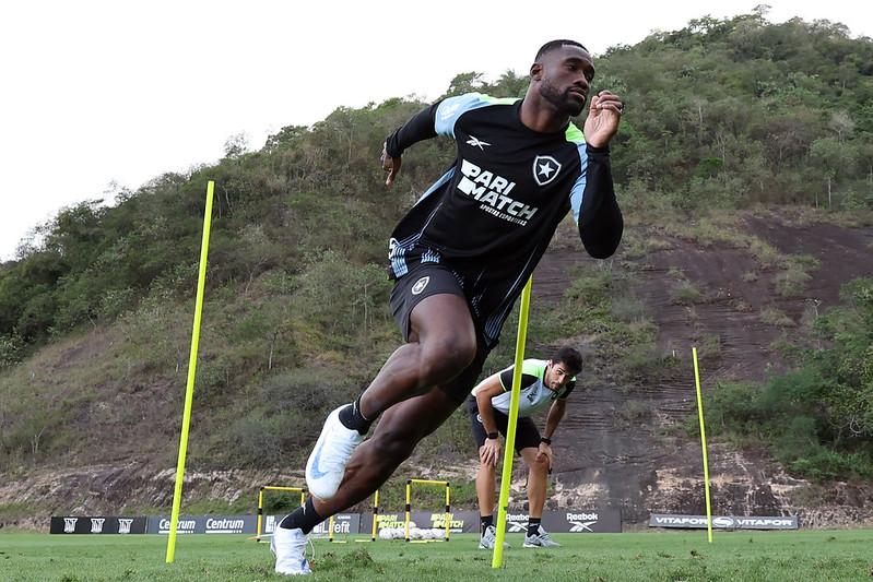 Bastos quebra o silêncio e deixa mensagem que agita a torcida do Botafogo