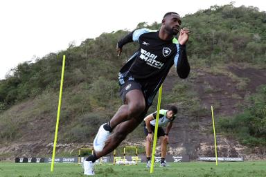 Bastos quebra o silêncio e deixa mensagem que agita a torcida do Botafogo