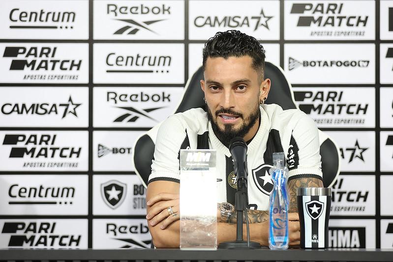 Alex Telles de saída? Jornalista 'revela' busca do Botafogo por lateral esquerdo no mercado; veja quem pode chegar