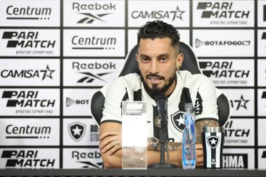Alex Telles de saída? Jornalista 'revela' busca do Botafogo por lateral esquerdo no mercado; veja quem pode chegar