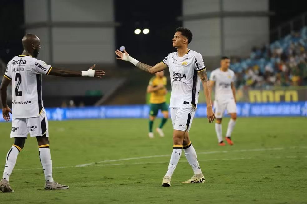 "Vamos vender": Botafogo 'age rápido' e define situação de Newton; entenda o cenário