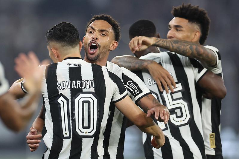 Reviravolta no 'caso' Vitinho; lateral pode continuar no Botafogo em 2026