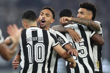 Reviravolta no 'caso' Vitinho; lateral pode continuar no Botafogo em 2026