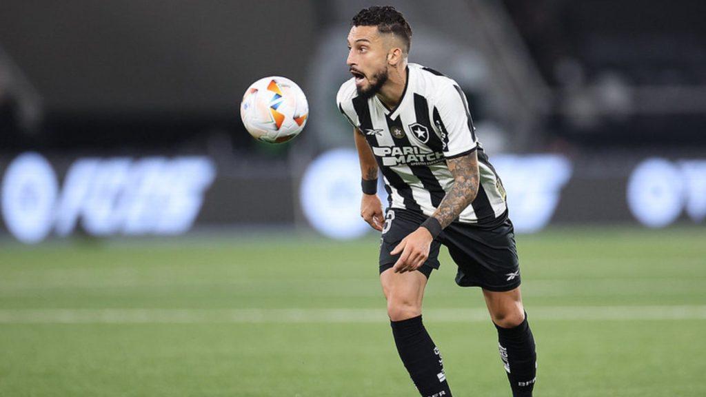 Sombra para Alex Telles? Botafogo está por detalhes de 'confirmar acordo' com novo lateral esquerdo