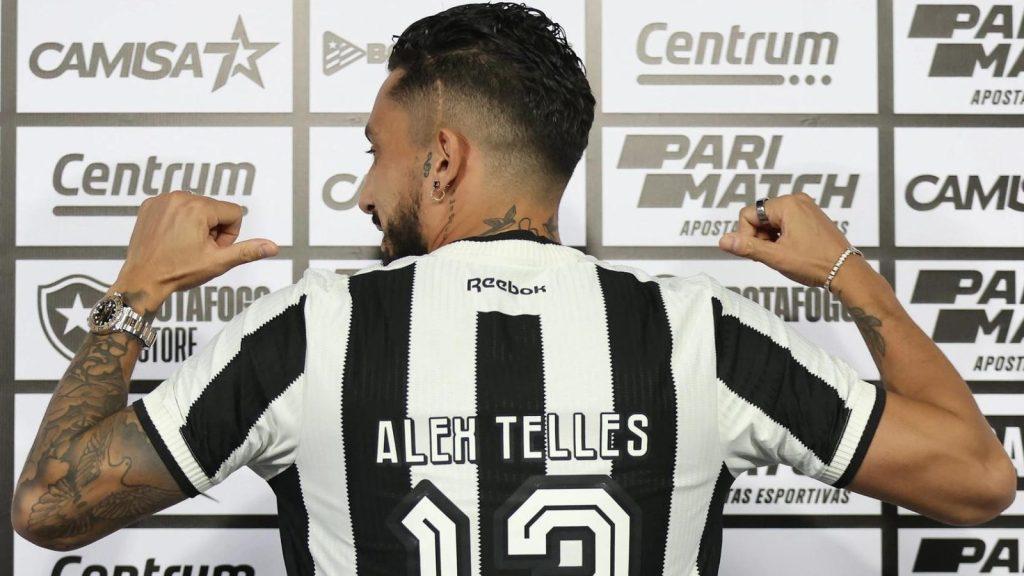 Alex Telles renova com Botafogo e manda recado marcante à torcida