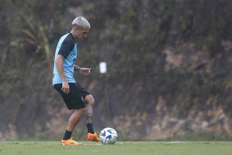 Empresário deixa meia com um pé fora do Botafogo: "Estamos conversando"