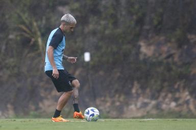 Empresário deixa meia com um pé fora do Botafogo: "Estamos conversando"