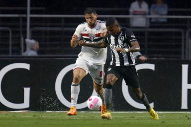 Ex-Botafogo, Tchê Tchê entra na mira de dois clubes brasileiros