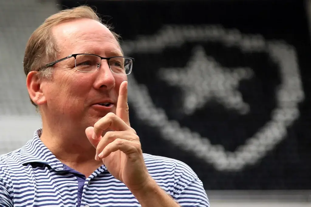 Mesmo afastado, John Textor pode tirar ídolo de grande rival do Botafogo; entenda o cenário