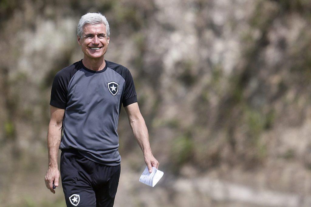 Na calada, Luís Castro pode atrapalhar planos do Botafogo e levar zagueiro para o Grêmio