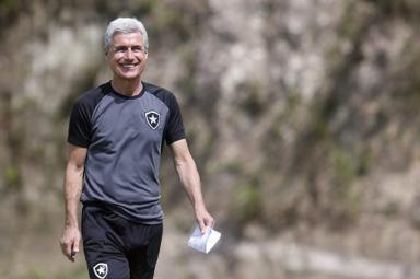 Na calada, Luís Castro pode atrapalhar planos do Botafogo e levar zagueiro para o Grêmio