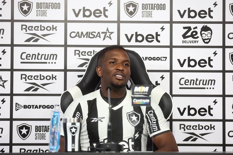Loco Abreu entra em cena e leva atacante do Botafogo