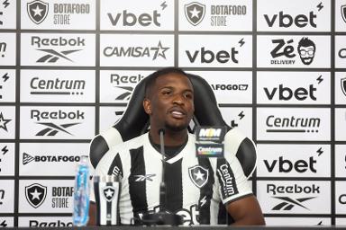 Loco Abreu entra em cena e leva atacante do Botafogo