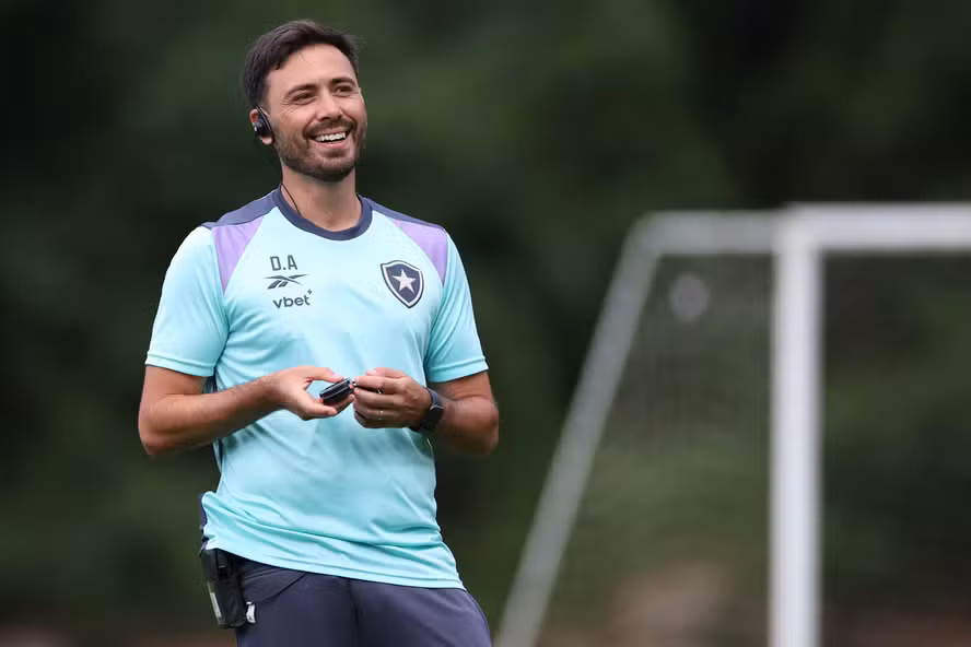 É OFICIAL: Botafogo ganha 'reforço' de atacante europeu; saiba detalhes