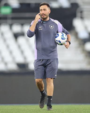 E não é Davide Ancelotti: Portal europeu 'coloca outro treinador' no comando do Botafogo em 2026