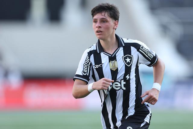 Com pintura de Montoro, Botafogo vence de virada e ainda sonha com vaga direta na Libertadores