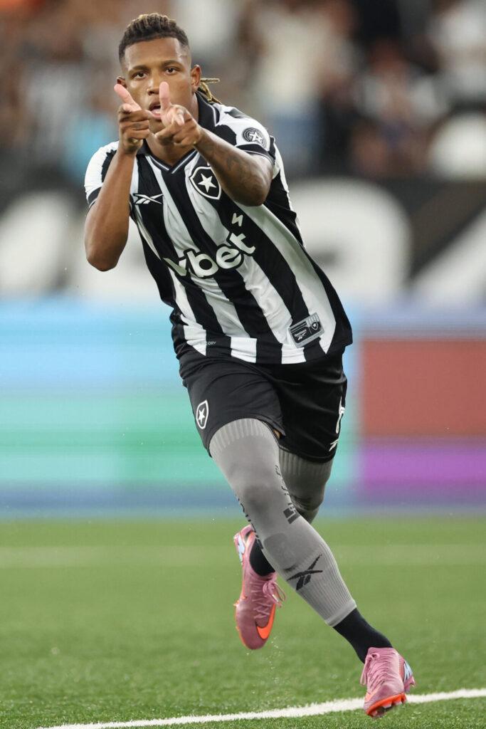 2° tempo primoroso e show de Danilo, Botafogo passeia contra o Cruzeiro