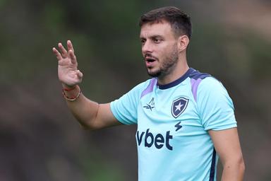 Copa Libertadores: Lateral do Botafogo se lesiona e vira dúvida para decisão de amanhã no Equador