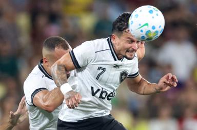 Fora dos planos de John Textor, atacante revela ligação de treinador rival da série A: "Me chamou"