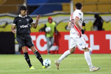 Botafogo 'se acerta' com meio-campista multicampeão pelo Flamengo