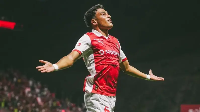 Botafogo mantém interesse em volante do Braga, mas disputa internacional pode dificultar negócio