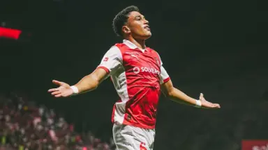 Botafogo mantém interesse em volante do Braga, mas disputa internacional pode dificultar negócio