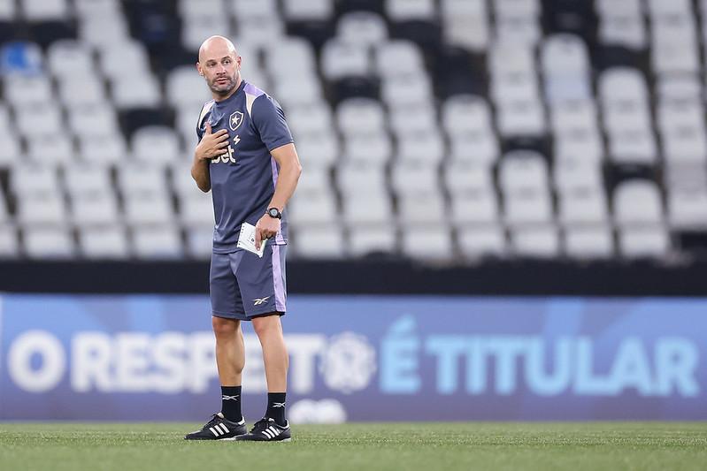 Matheus Martins elogia evolução do Botafogo sob comando de Franclim Carvalho: "Um cara..."