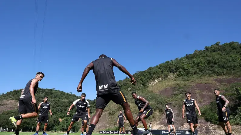 Botafogo define plano para o elenco, mas espera decisão crucial