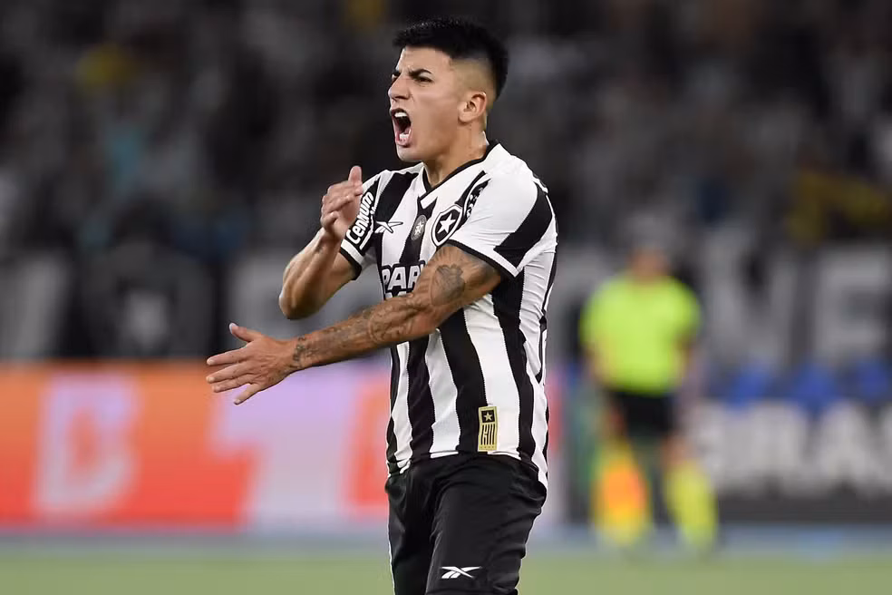 Dívidas por Almada, Artur e Santi colocam Botafogo em alerta máximo; entenda