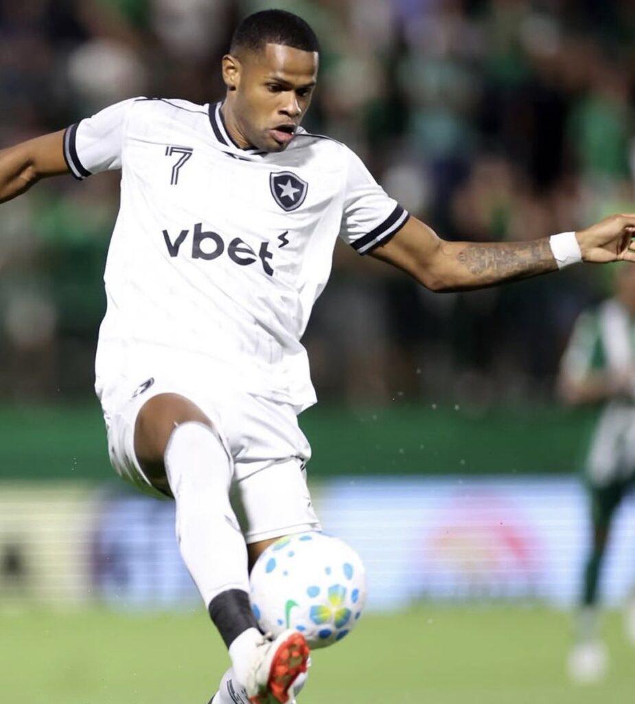 Botafogo bate o martelo sobre compra de Júnior Santos