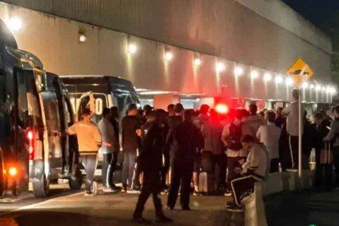 Botafogo volta ao Rio e encontra protesto com cobrança por demissão