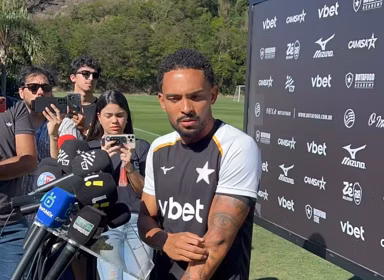 Vitinho quebra o silêncio e abre o jogo sobre saída do Botafogo
