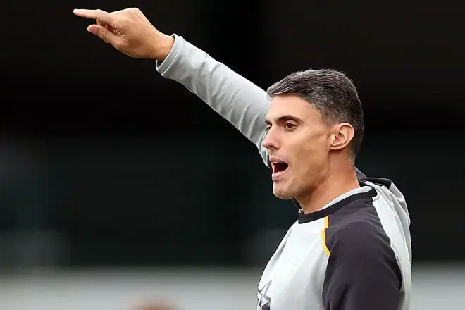 Após empate, auxiliar do Botafogo faz promessa que anima torcida