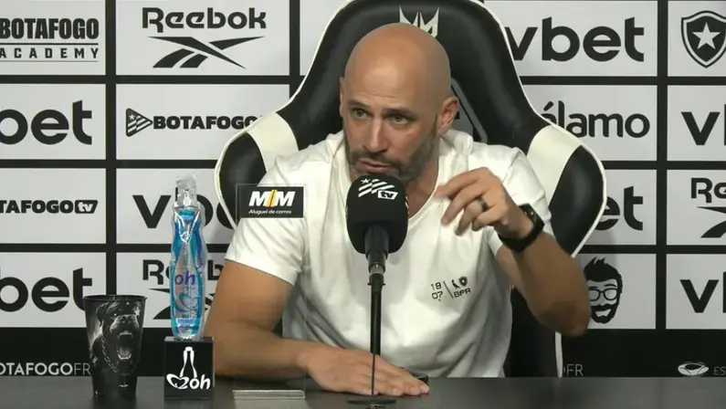 Franclim Carvalho vibra com primeira vitória em casa e sem sofrer gols no Botafogo: 'Satisfeito por conseguirmos oferecer ao torcedor'