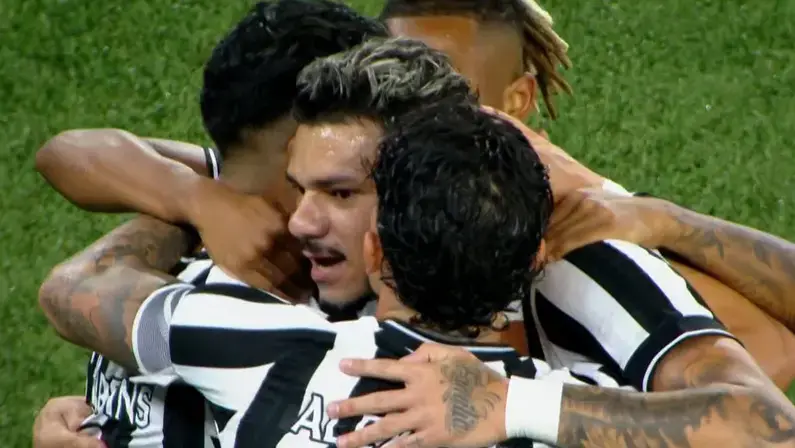 Tiquinho Soares e Matheus Martins contam que gol do Botafogo nasceu no treino de sexta: ‘A gente se conhece’