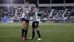 Alex Telles vê vitória como obrigação e pede união da torcida alvinegra