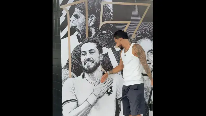 Alex Telles entra em mural no Nilton Santos com ídolos do Botafogo e agradece: ‘Ao lado das lendas’