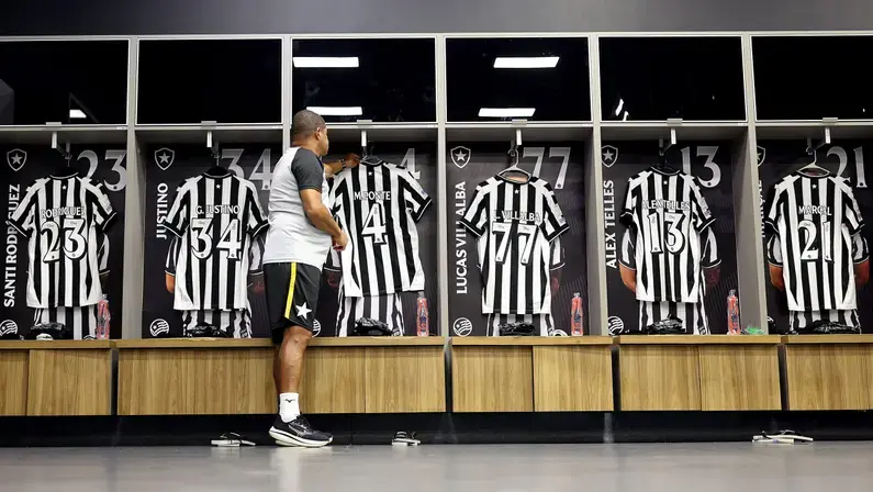 Botafogo escalado com Léo Linck no gol e joia de 17 anos na frente para enfrentar o Santos