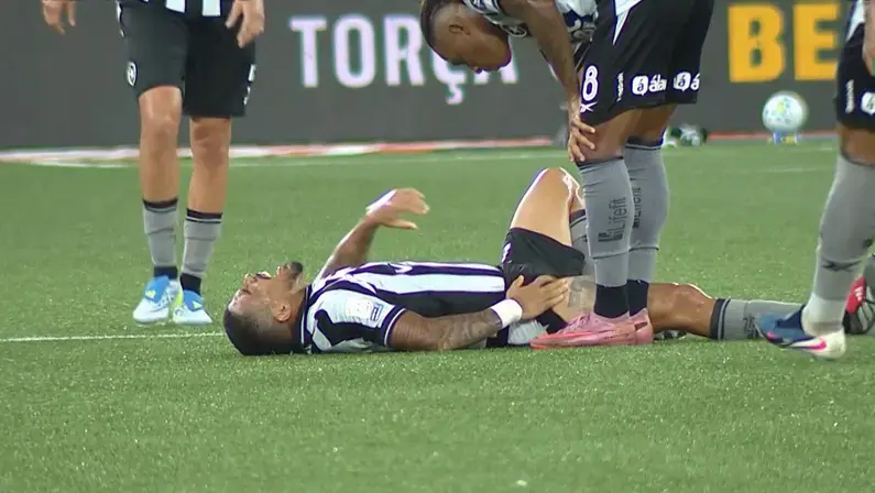 Allan sai de jogo contra o Remo com muitas dores na coxa e preocupa o Botafogo