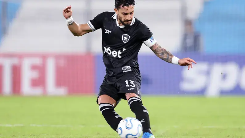 Alex Telles conta que só fez um treino antes de Racing 2 x 3 Botafogo: 'Sacrifício foi o que mais valeu. Importante é a vitória'