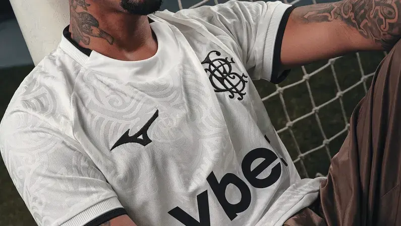Botafogo lança nova camisa branca em parceria com a Mizuno; veja imagens