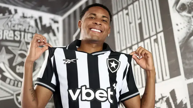 Botafogo anuncia contratação de Caio Roque, lateral da Portuguesa